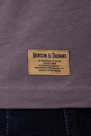 Remera Benson & Thomas Malibú (Berenjena)